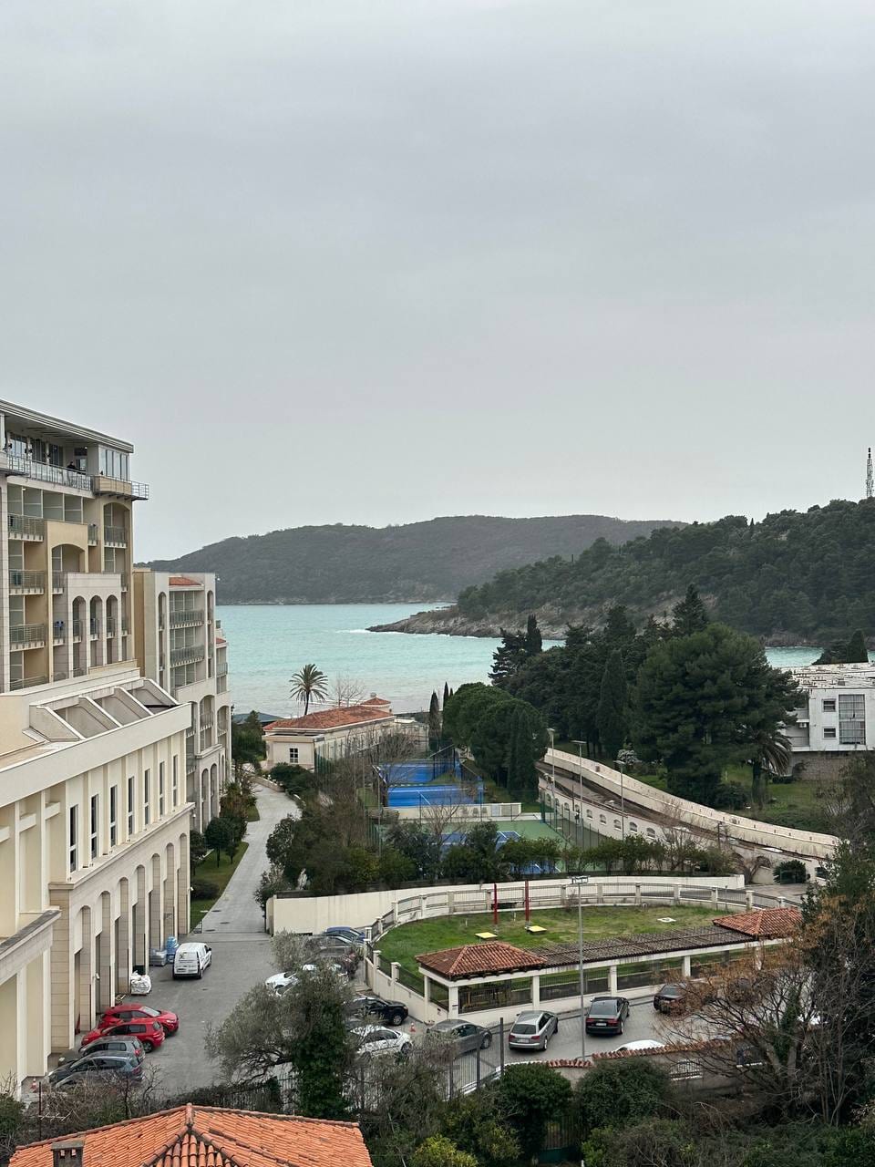 Selling a spacious 1-bedroom apartment in Becici, a house opposite the Splendid hotel