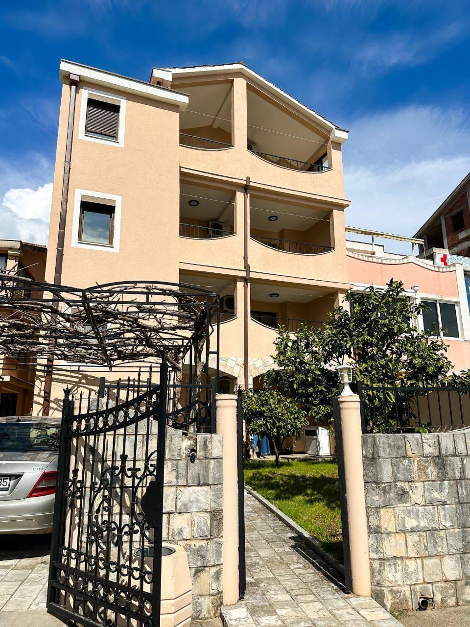 Apartment for rent with 3 bedrooms in Budva, Rozino 