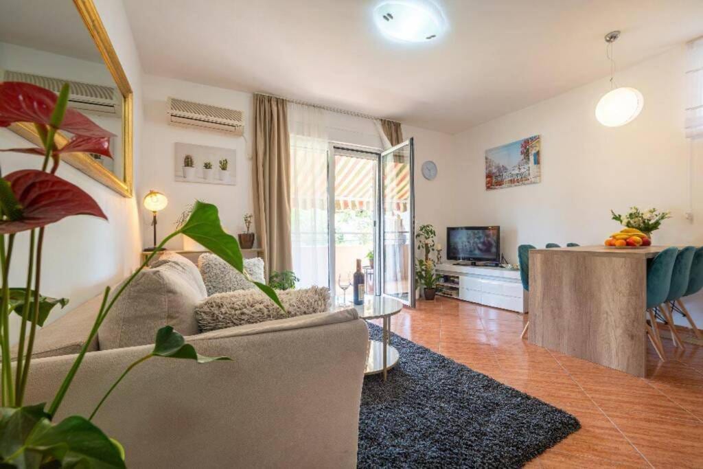 Apartment for rent with 2 bedrooms in Bečići
