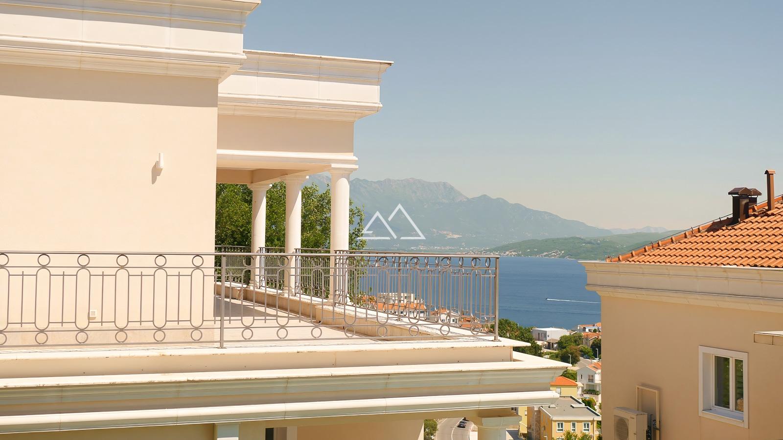 Prostran penthaus sa tri spavaće sobe u stambenom kompleksu sa bazenom