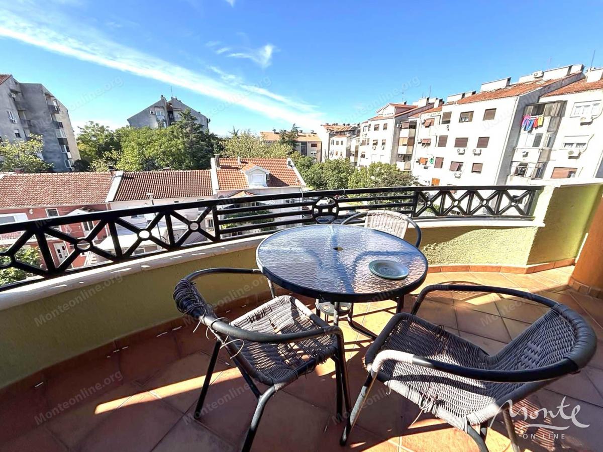 Prostran namješten trosoban stan u Podgorici