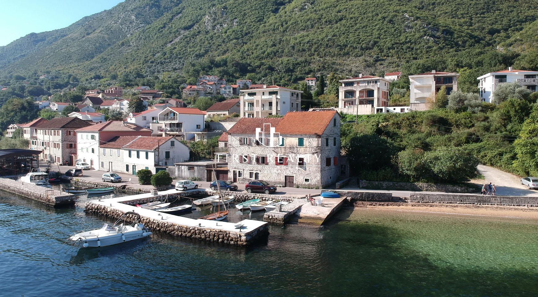 Apartment in a stone house on the first line