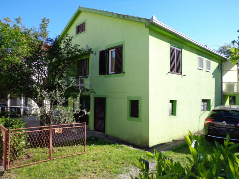 House For Sale, Bijela