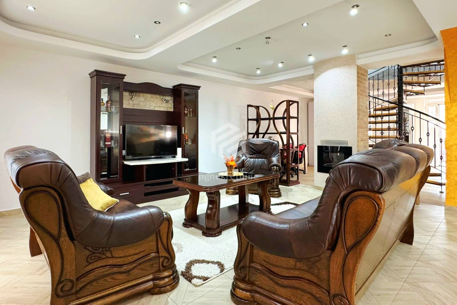 Trosoban duplex stan 160m2 + parking, Tivat