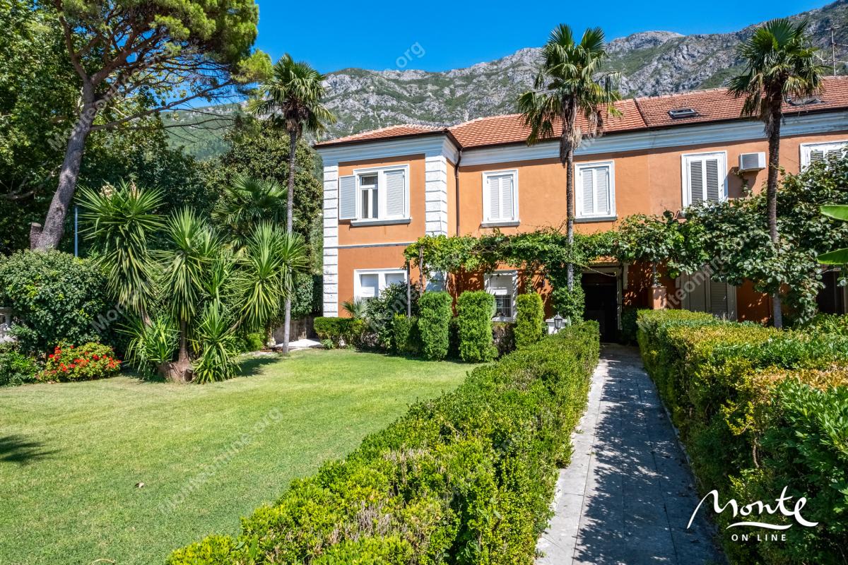 Prostrana vila na prvoj liniji mora u slikovitom Risnu