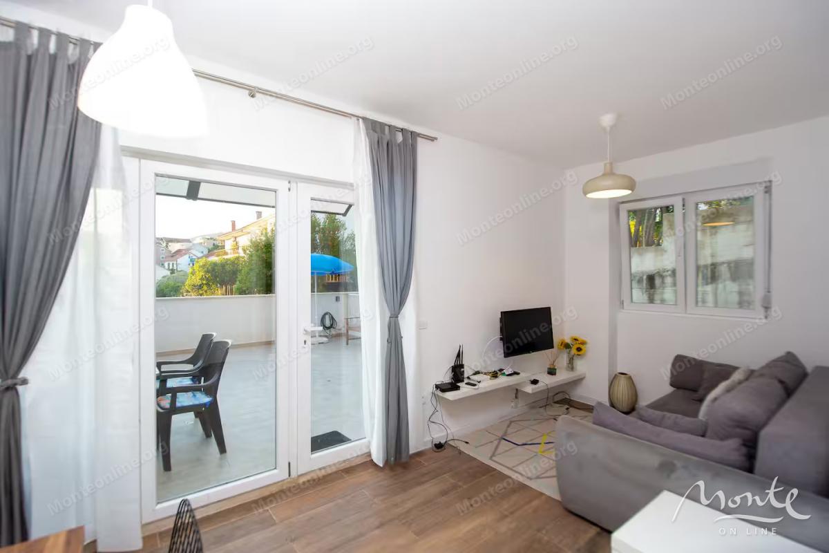 Jednosoban stan u Tivtu blizu luke, sa mogućnošću preuređenja