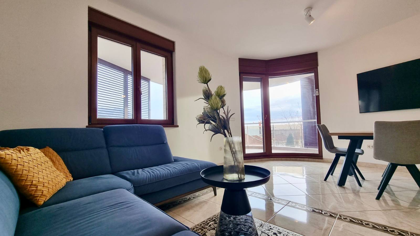 Prodaje se stan sa 2 spavaće sobe u Bečićima, kompleks Anatolia