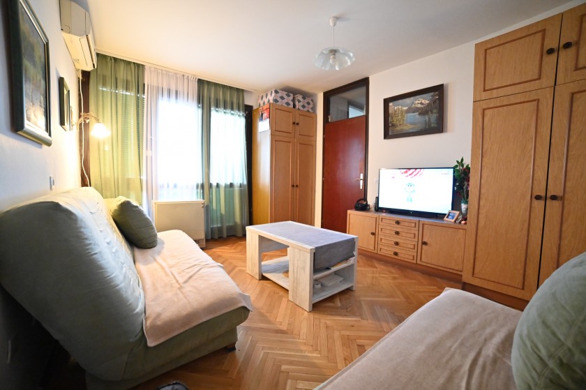 Apartment For Rent, Bar