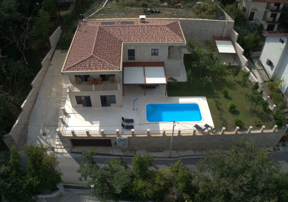 Luxurious villa with a large plot