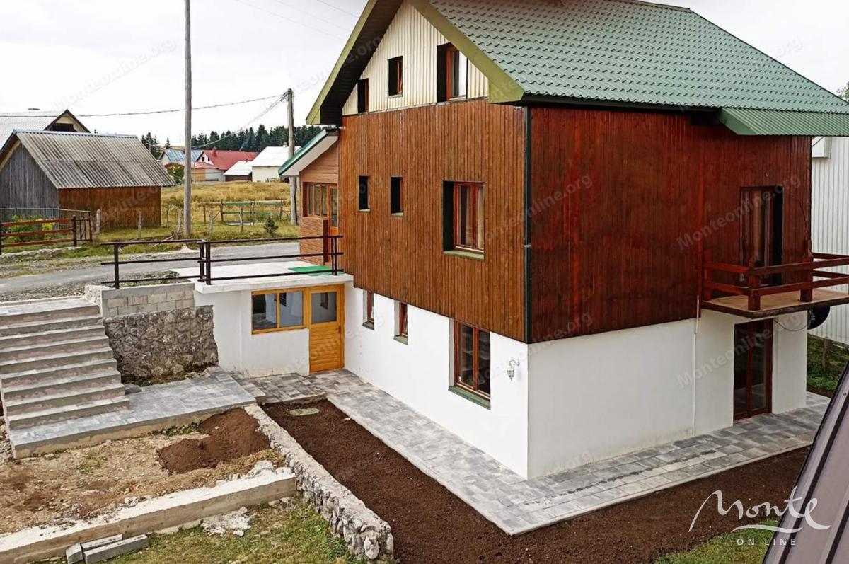 Trospratna kuća na Žabljaku sa privatnim parkingom i centralnim grijanjem