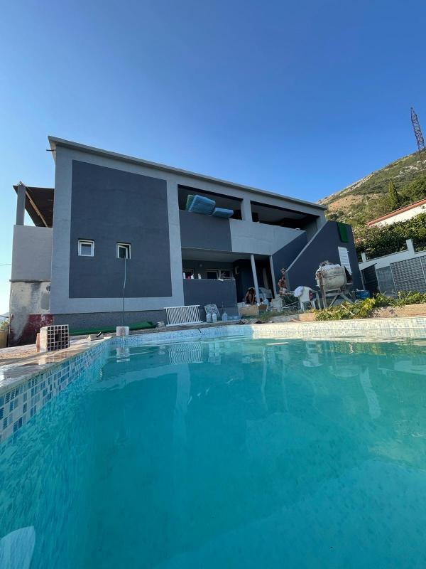 House in Sutomore, 220 m²