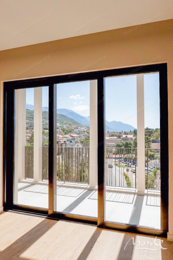 Prostran dvosoban stan u modernom stambenom kompleksu, Porto Montenegro