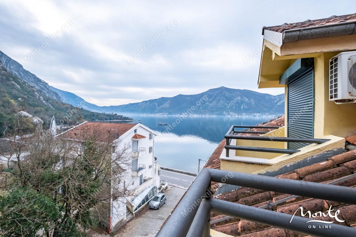 Udoban dvosoban dupleks apartman pored mora u Ljutoj, Kotor