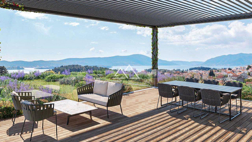 Trosoban penthaus u novom kompleksu sa bazenom u Tivtu