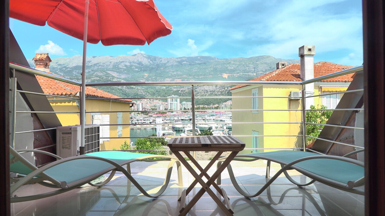 House For Sale, Stari Grad