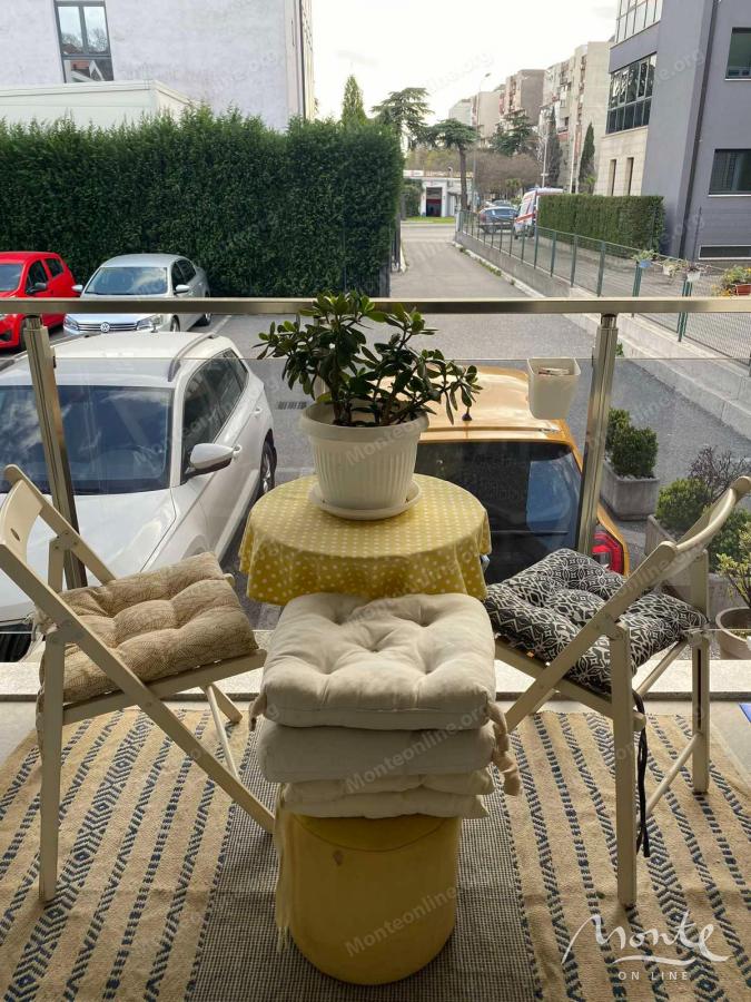 Namješten dvosoban stan u modernoj zgradi, Podgorica