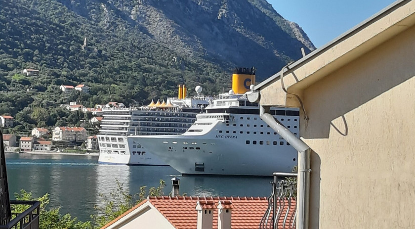 Apartment with three bedrooms 70m from the sea, Dobrota