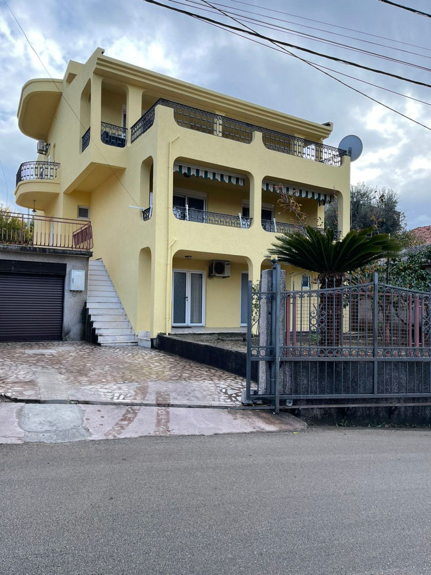 House For Sale, Bjeliši