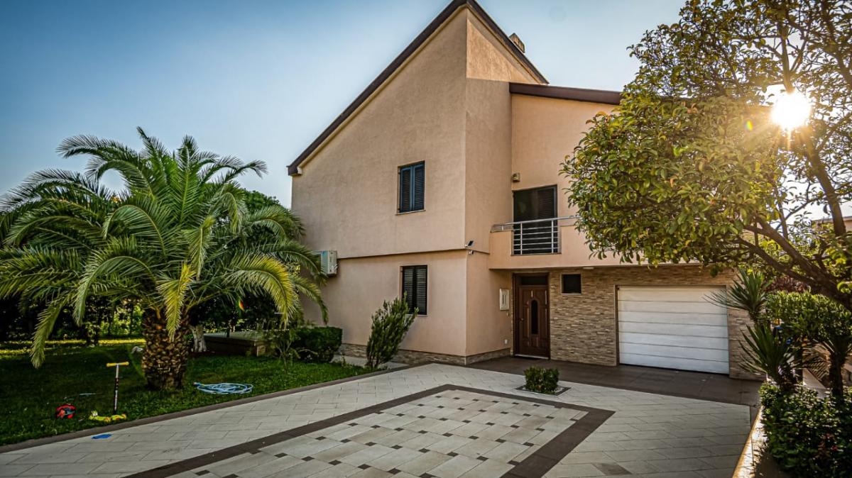 Jedinstvena trospratna kuća za ljubitelje tišine i privatnosti u Podgorici