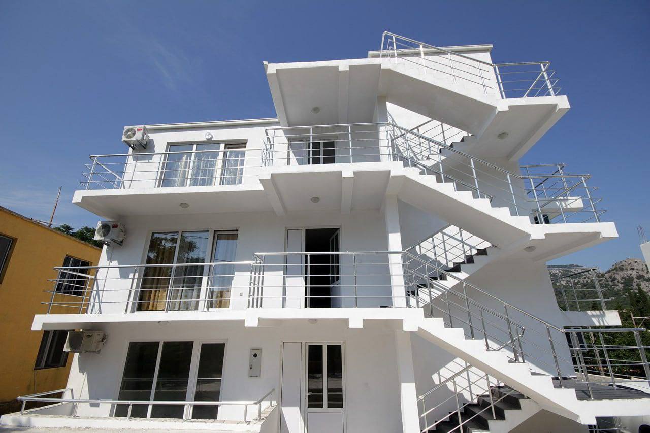 Iznajmljujem Kucu, Sutomore