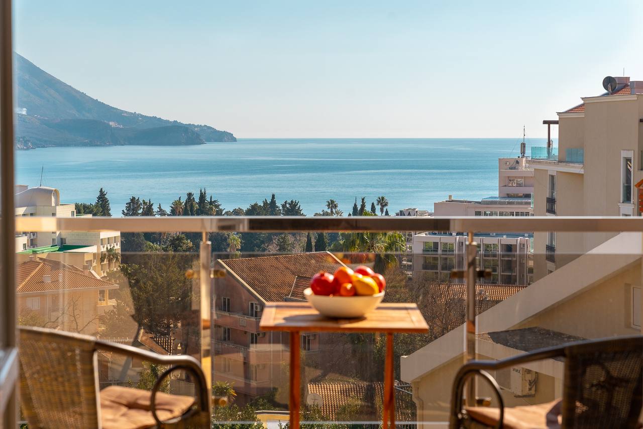 Two-bedroom apartment with sea view in Bečići.