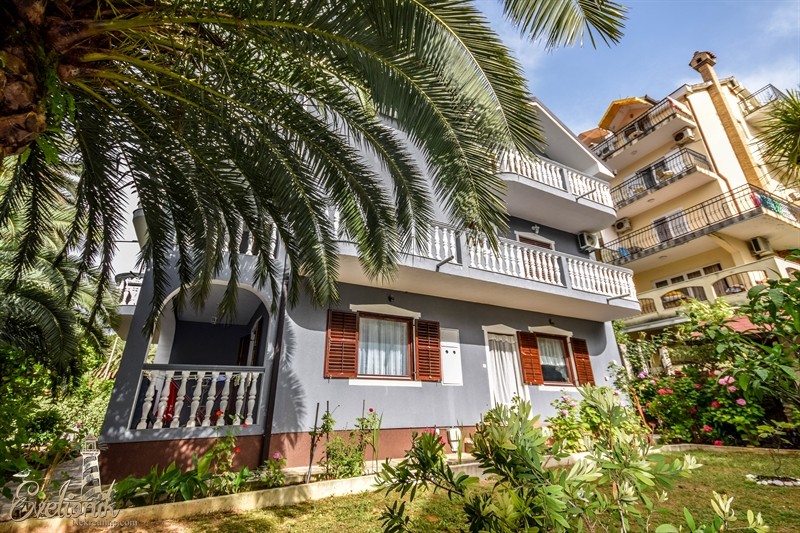 Prodajem Kuću, Savina