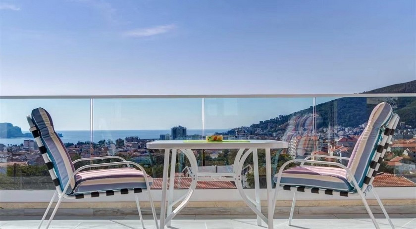 Two villas with panoramic views of the city and the sea