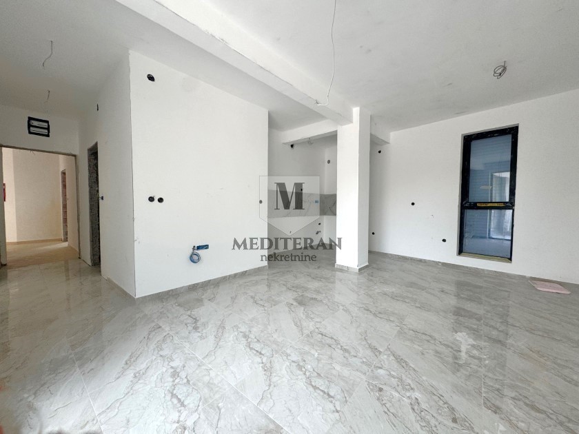 Prodajem Stan-Apartman, Bijela