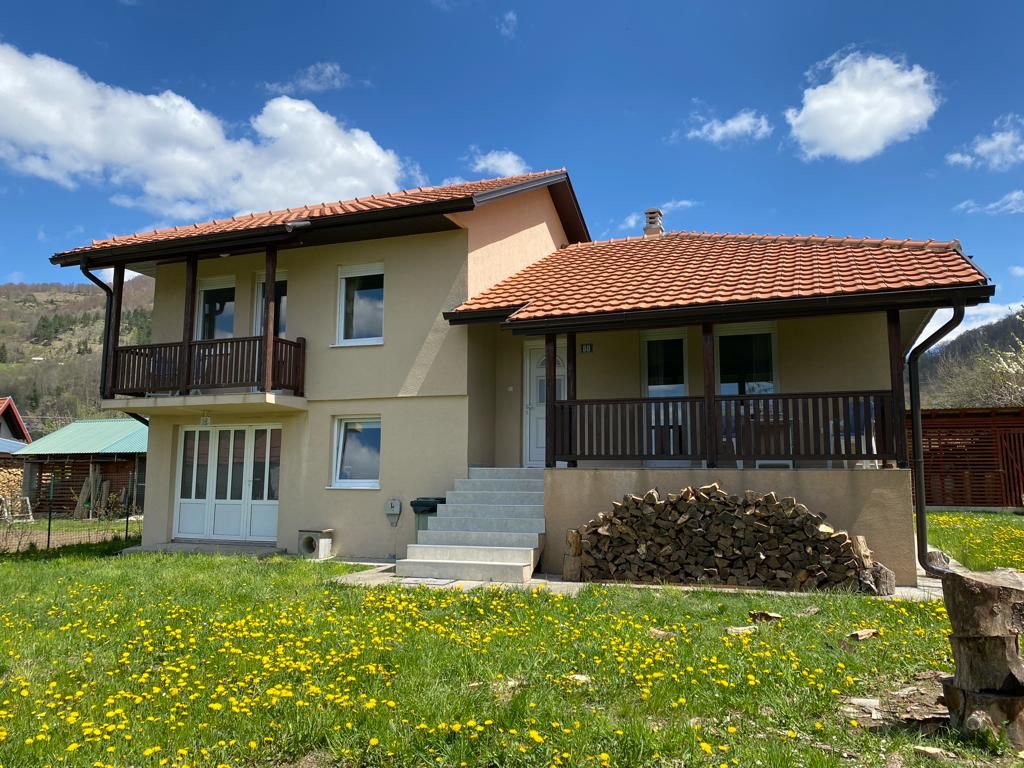 House For Sale, Polje