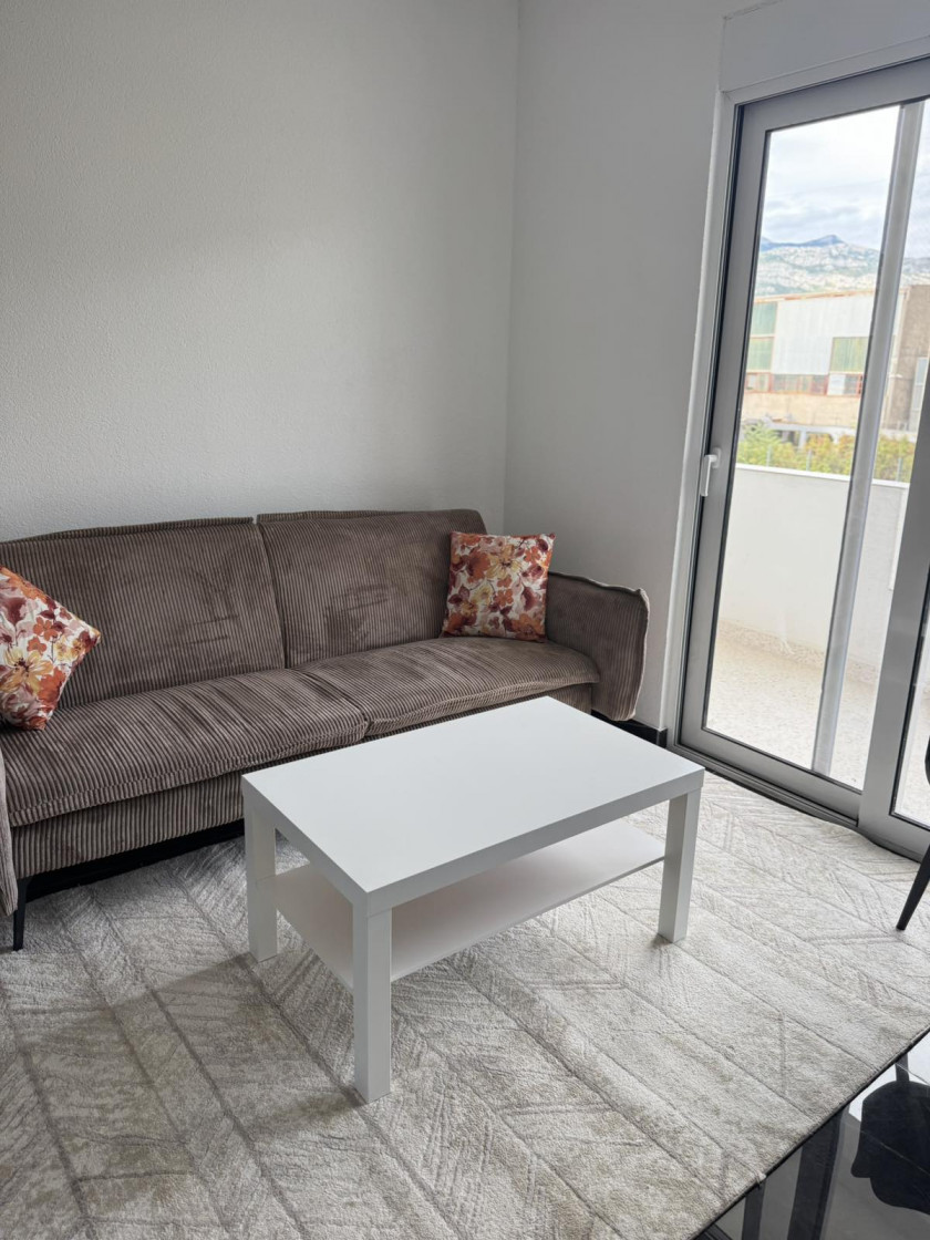 Iznajmljujem Stan-Apartman, Polje