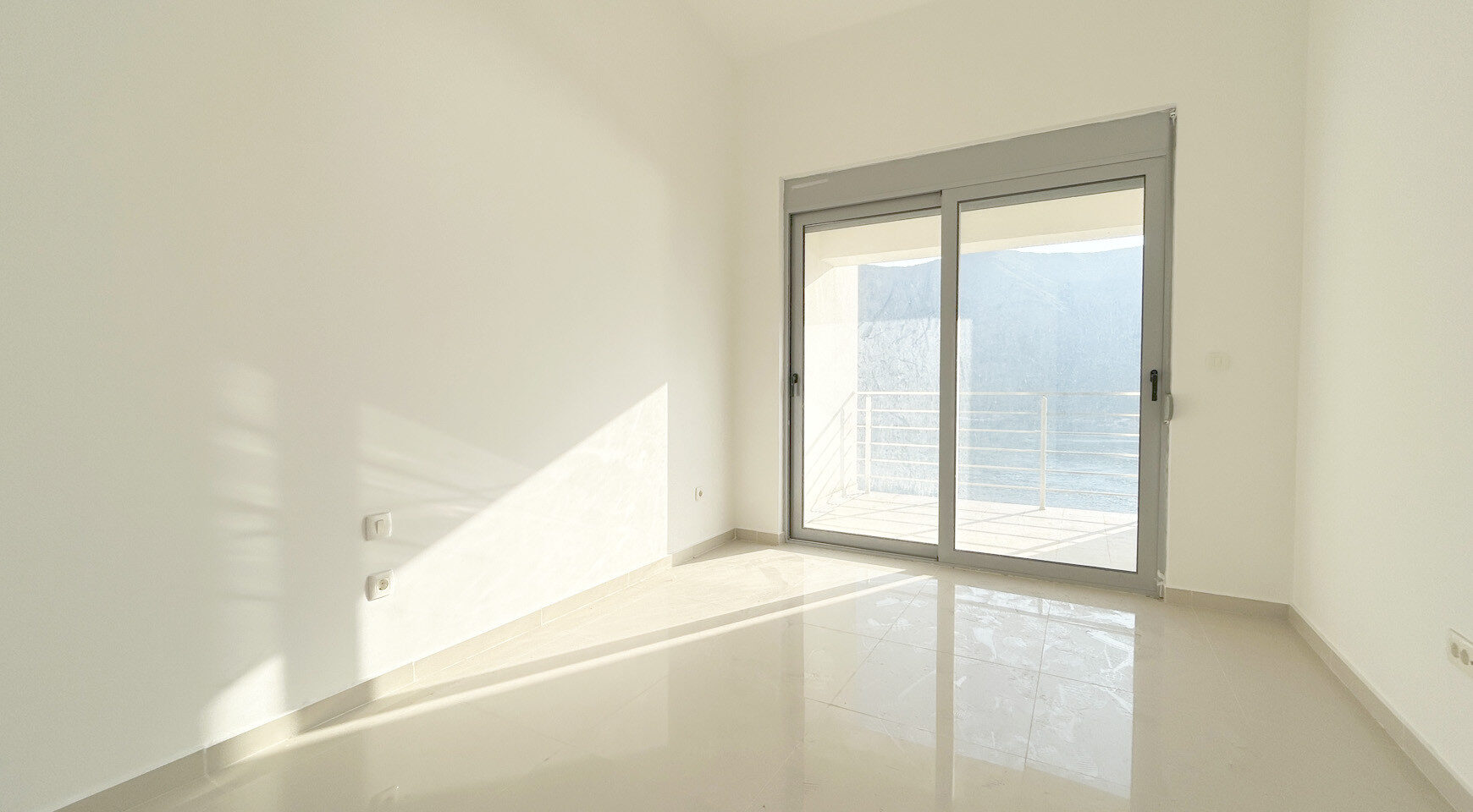 Three-bedroom apartment in a complex with a swimming pool, Dobrota