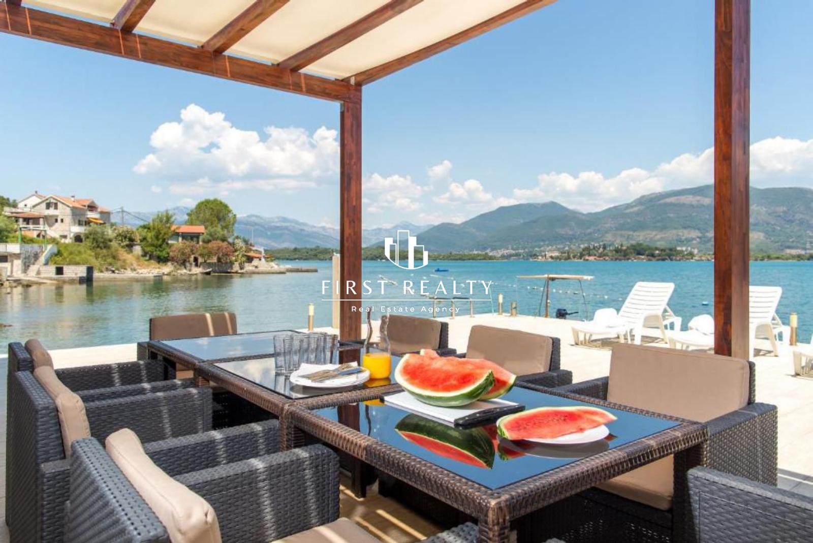 Villa on the first line with a private pier