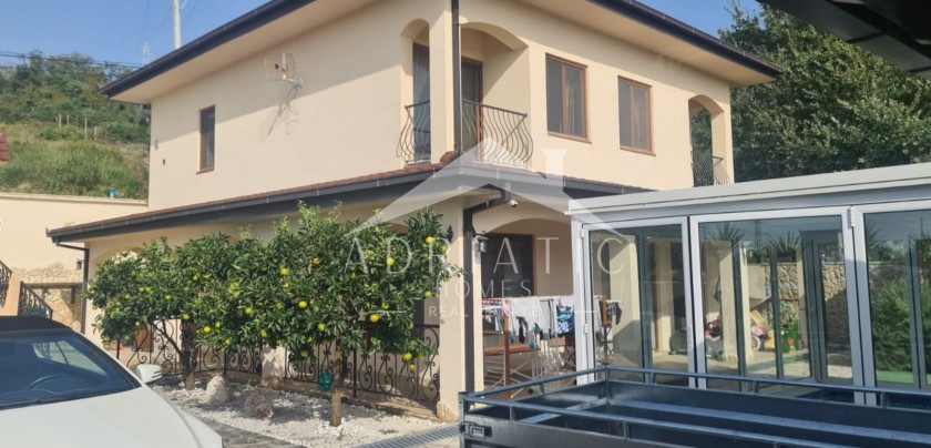 House For Sale, Bjeliši