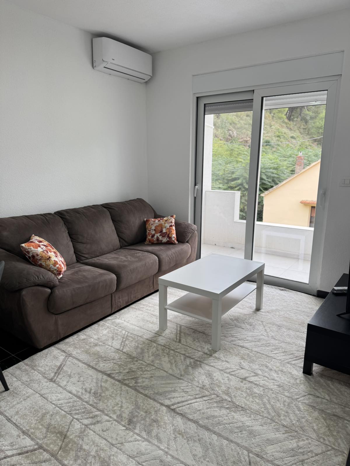 Iznajmljujem Stan-Apartman, Polje