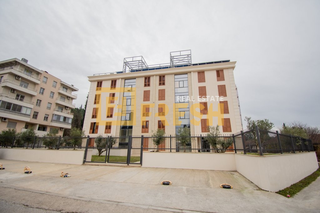 Četvorosoban nenamješten stan, 150m2, Centar, Izdavanje