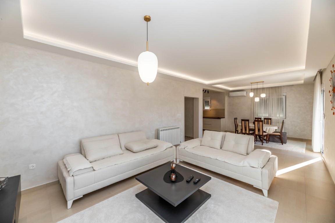 Prodajem Kuću, Zelenika