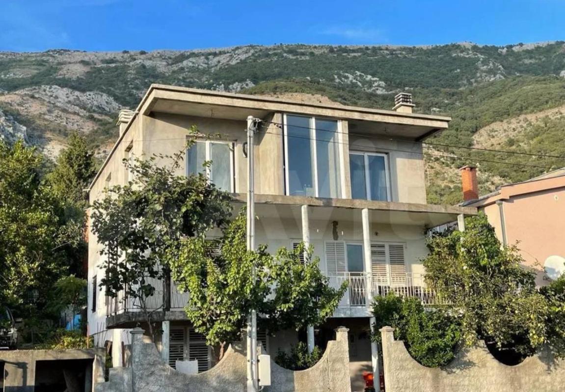 House in Sutomore, 240 m²