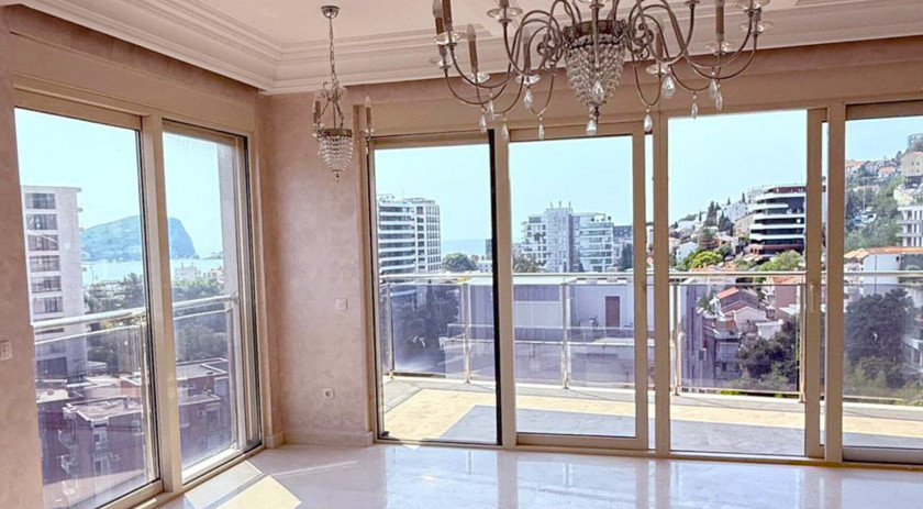 Luxury penthouse with a huge terrace and swimming pool, Centar