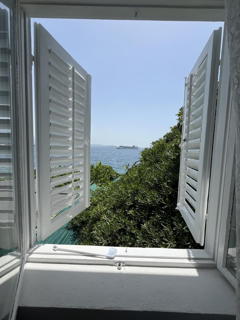 Apartment For Rent, Bijela