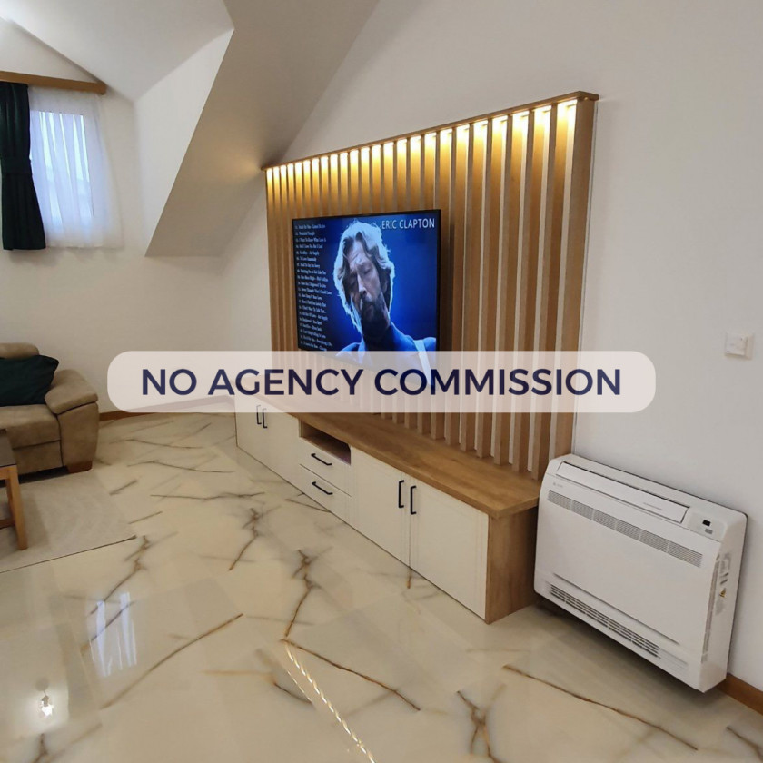 Trosoban penthouse sa galerijom i pogledom na more – centar grada