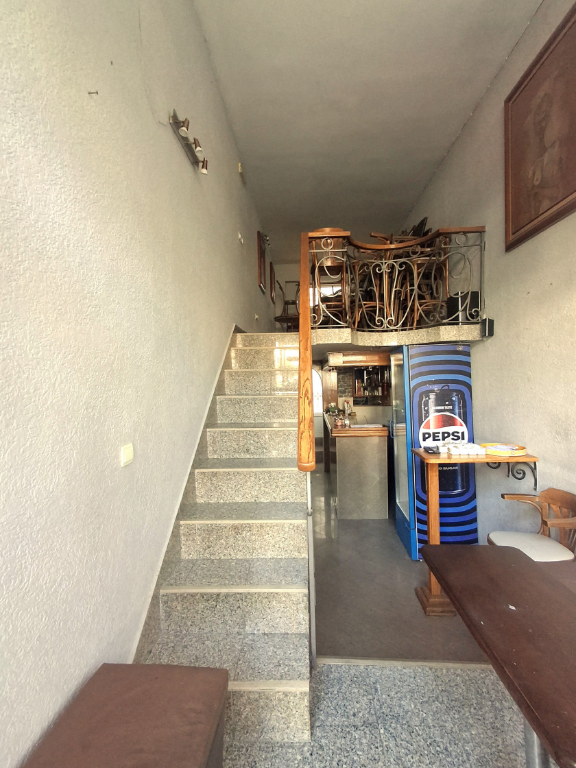 Iznajmljujem Poslovni Prostor, Bar