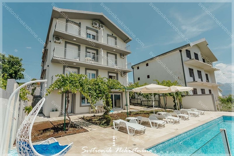 House For Sale, Bijela