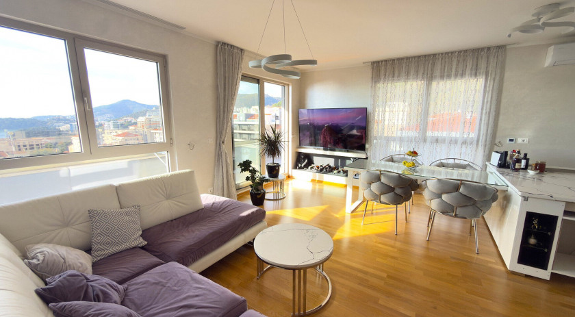 Luxurious penthouse with a large roof terrace and garage space, Bečići