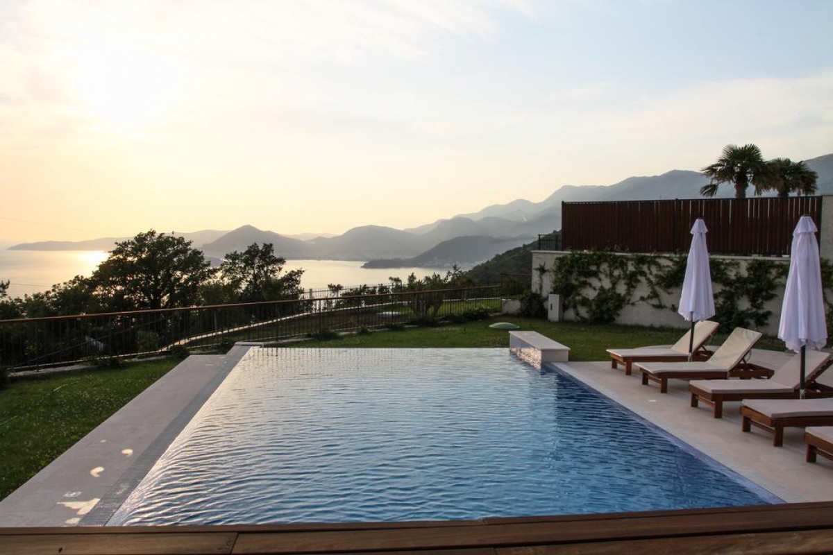 Vila pored mora u selu Blizikuće (iznad Svetog Stefana) — cijela rezidencija