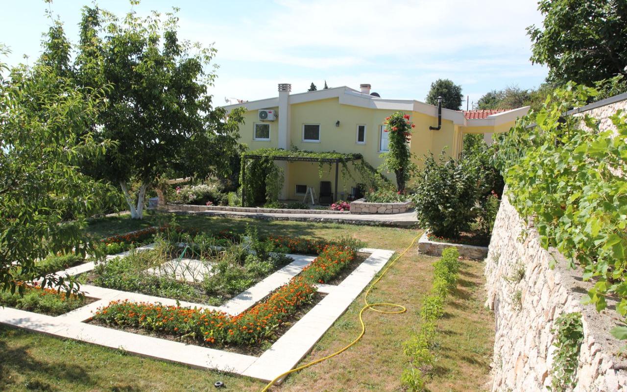 House in Dobra Voda, 380 m²