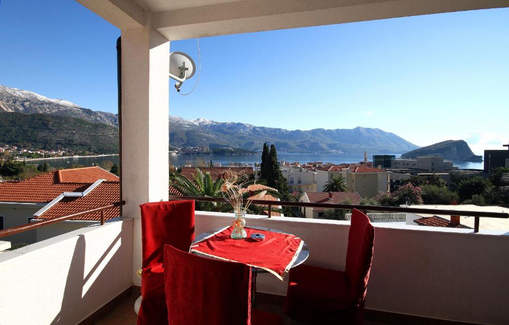 House For Sale, Gospoština