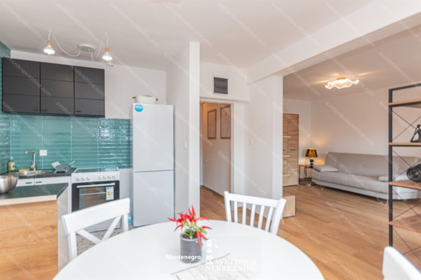 Prodajem Stan-Apartman, Gomila