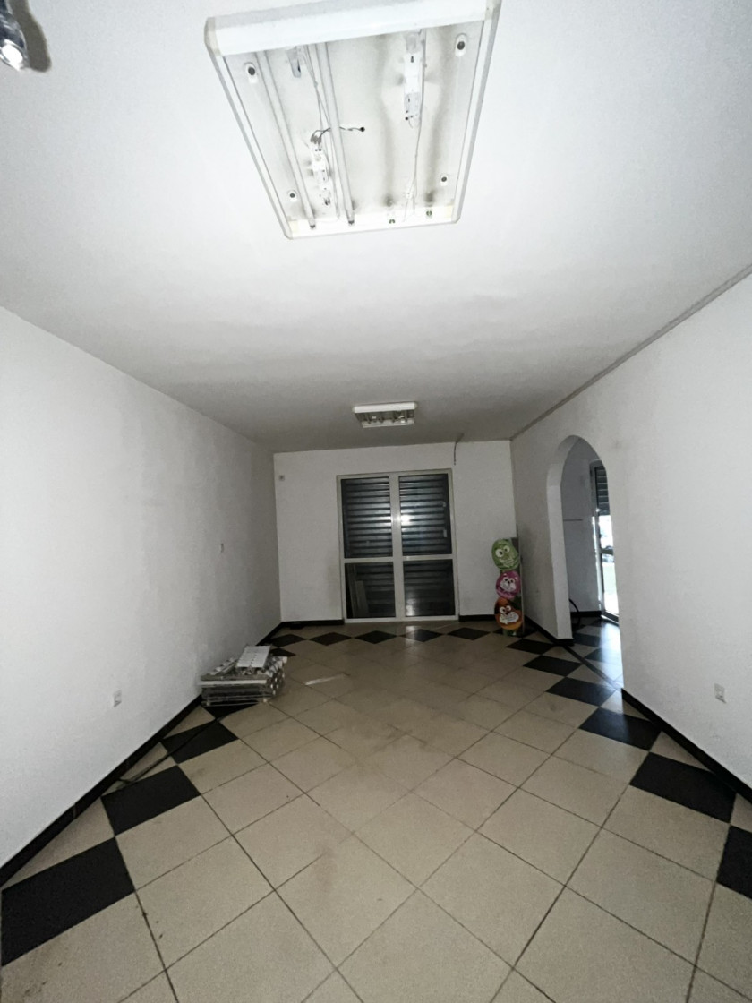 Prodajem Poslovni Prostor 65m2, Integralovo Naselje