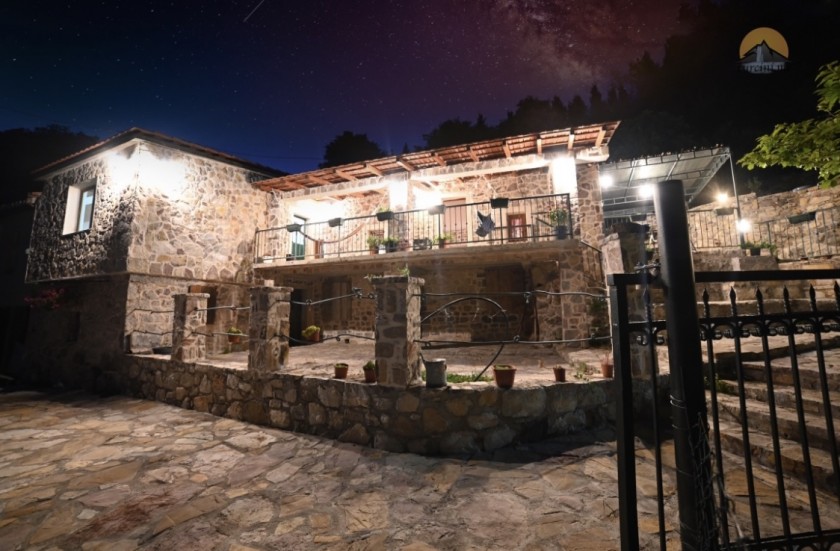 200 old house with a waterfall !