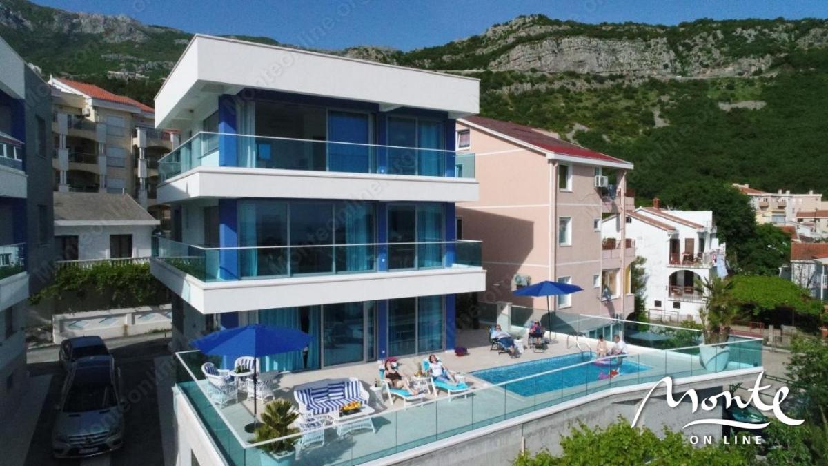 VILA SA BAZENOM U SRCU BUDVE SA PANORAMSKIM POGLEDOM